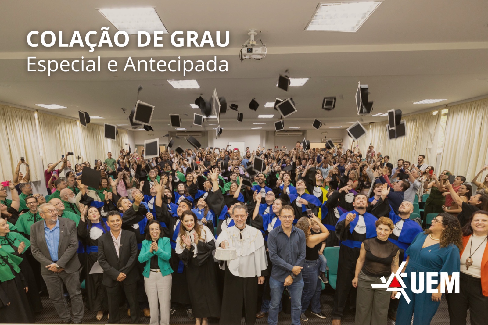 Neograduados receberam graus relativos a cursos presencias e a distância concluídos em 2024 e 2025