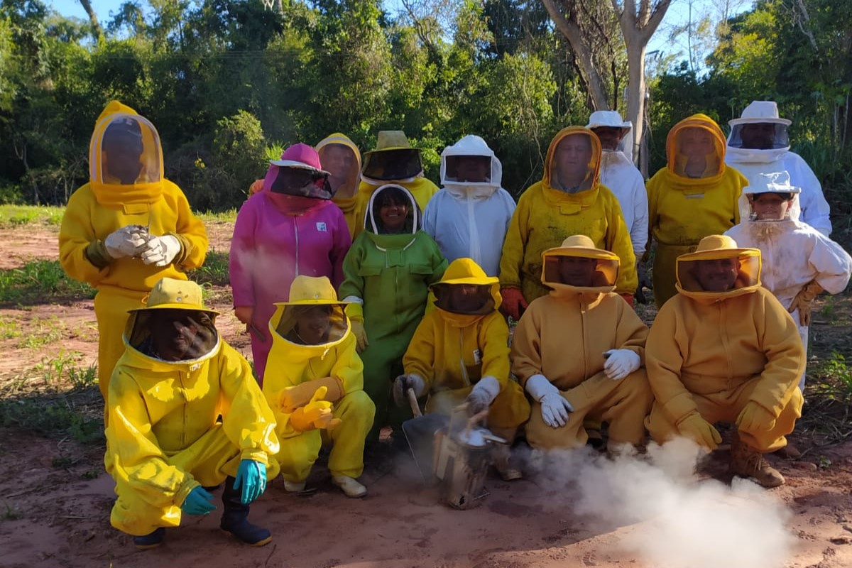 Evento no Câmpus Regional do Noroeste capacitou apicultores para o manejo de rainhas melhoradas geneticamente