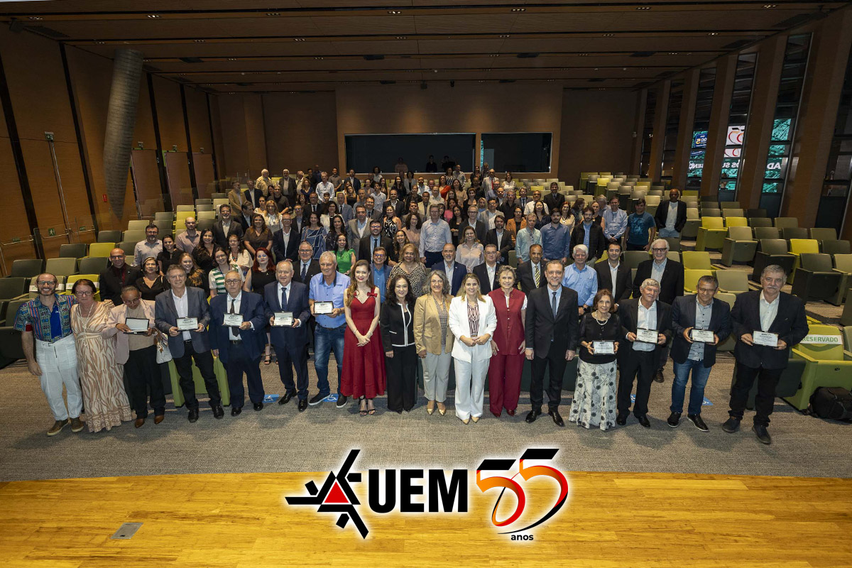 Com mais de 45 anos de trabalho dedicado à universidade, 9 agentes e 5 docentes receberam placas comemorativas