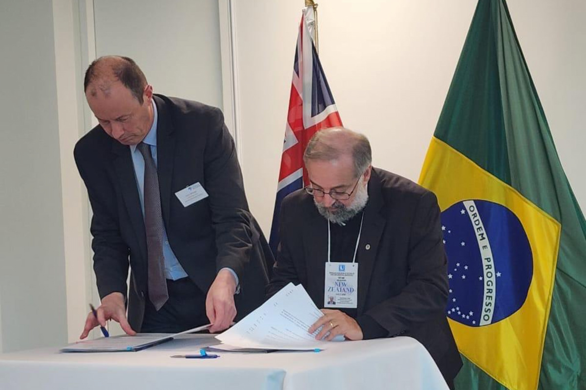 Acordo foi assinado pelo secretário em exercício da Seti, Jamil Abdanur Jr (à dir); UEM é contemplada na cooperação