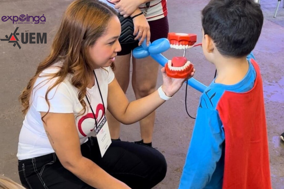 Sorriso Odonto UEM mobiliza estudantes e professores do DOD e ensina o básico da escovação e higiene dental aos pequenos, na Expoingá 2025.