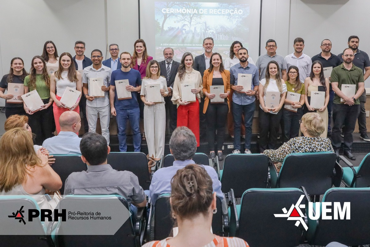 57 docentes e 4 agentes universitários receberam manuais de boas-vindas em solenidade no Câmpus Sede