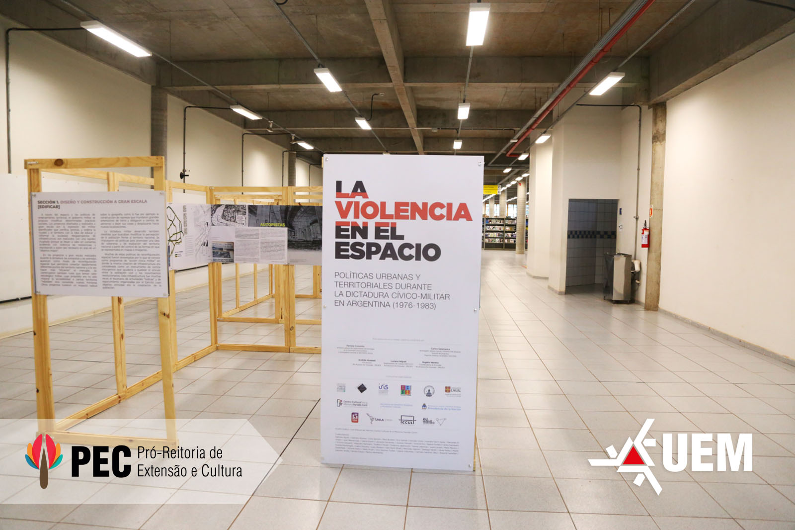 “La Violencia del Espacio” é uma reflexão crítica sobre a organização das cidades e os processos de exclusão social